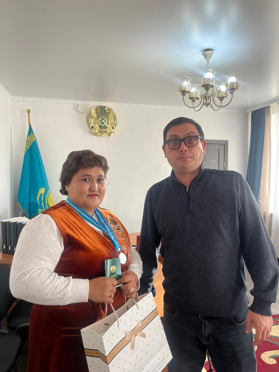 Көпбалалы ананы "Күміс алқа" наградасымен марапаттау