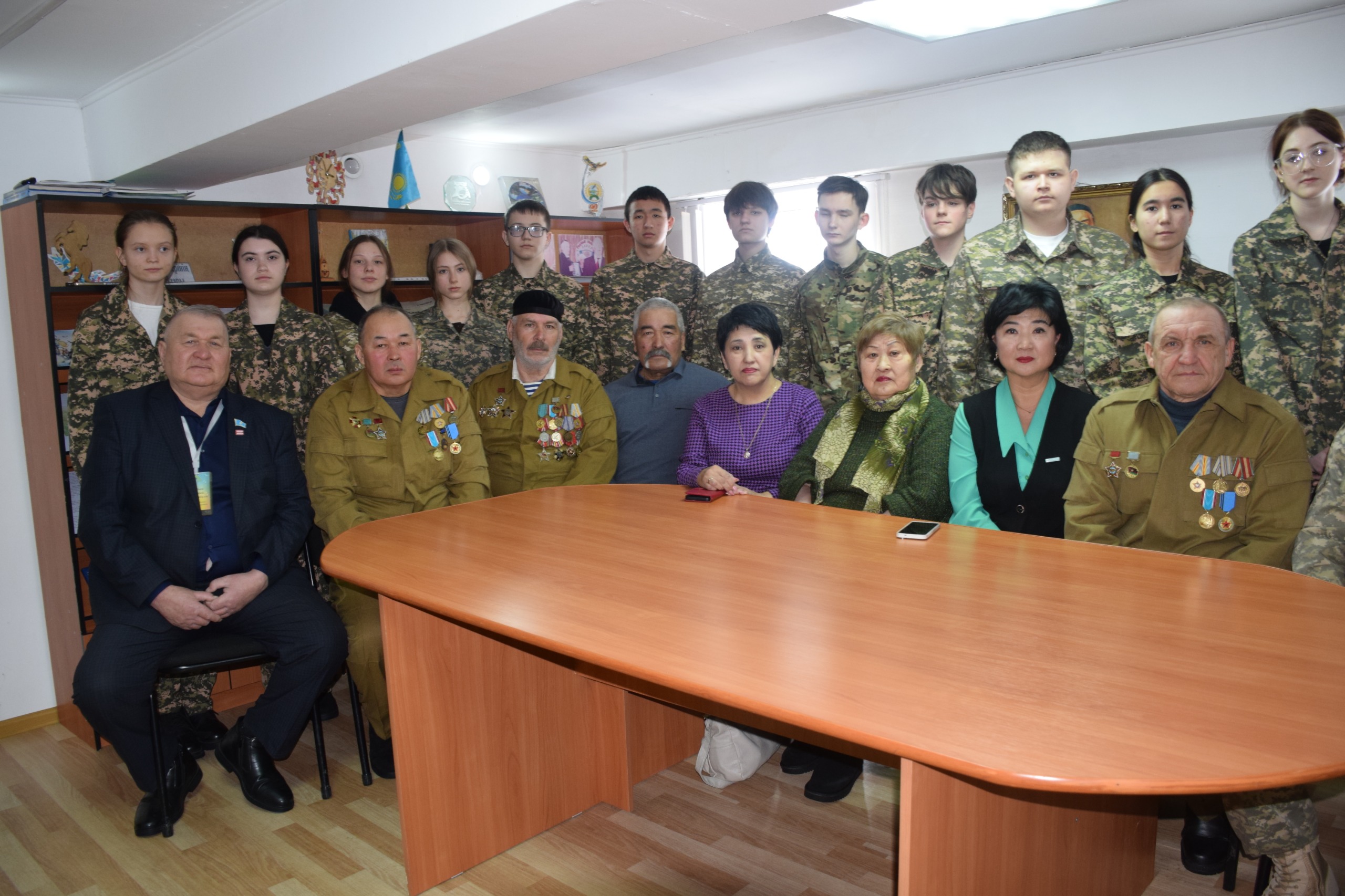 Естелік пен ерлік тоғысқан дөңгелек үстел