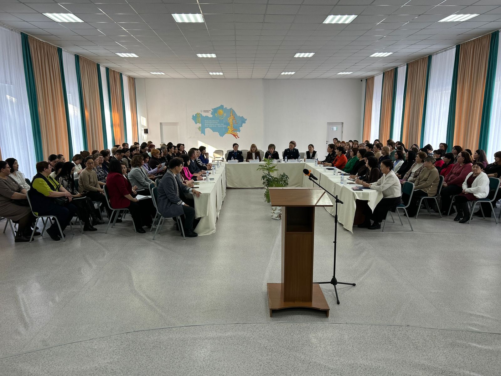 "Балалардың қауіпсіздігі: буллингтің, суицидтік мінез-құлық пен құқық бұзушылықтардың алдын алу" атты кеңейтілген отырыс өтті