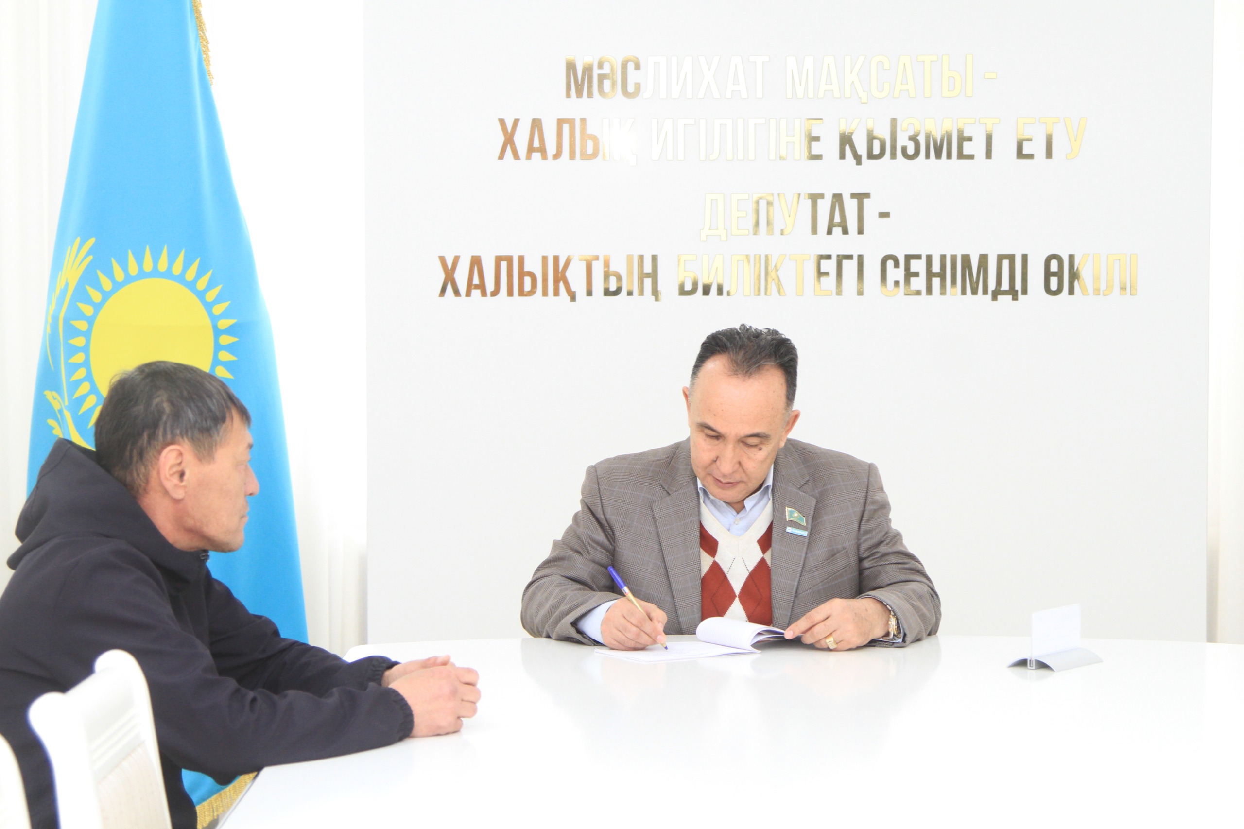 Депутаттар тұрғындарды қабылдады