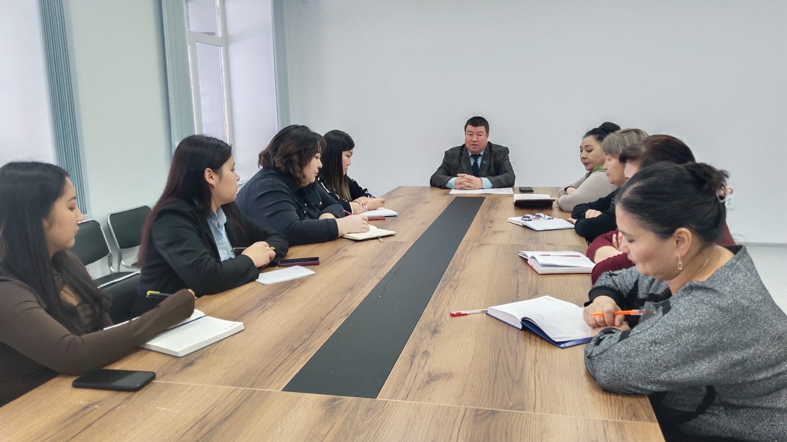 Аудандық мәслихат депутаты Б.Болаев аудандық мәслихат&nbsp;аппаратының қызметкерлері мен аудандық қаржы және экономика бөлімі мамандарымен кездесу өткізді.&nbsp;