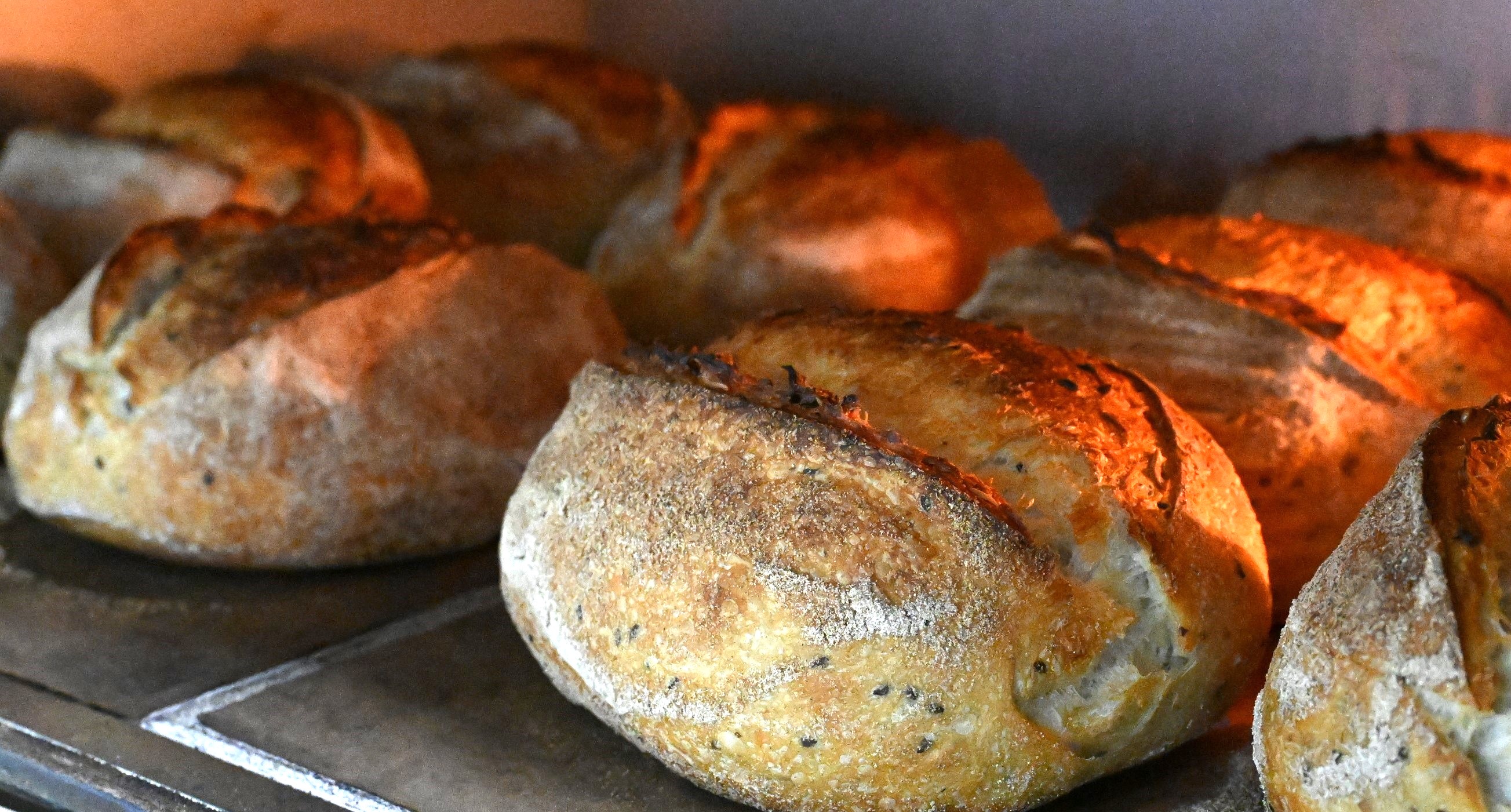 Жетісуда жас кәсіпкер қол ашытқымен пісірелетін нан өндірісін жолға қойды