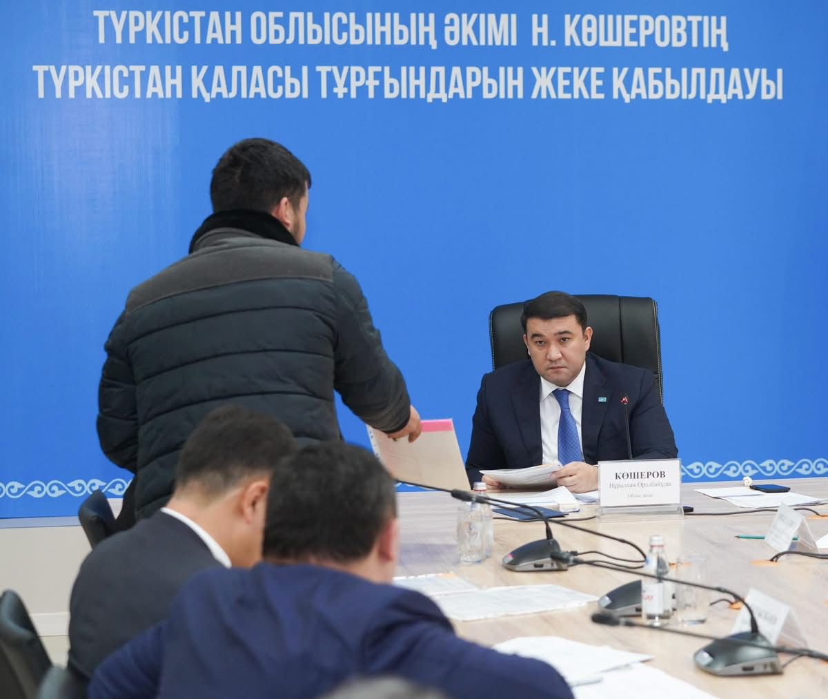 ТҮРКІСТАН ОБЛЫСЫНЫҢ ӘКІМІ ТҰРҒЫНДАРМЕН КЕЗДЕСІП, 7 САҒАТ БОЙЫ МӘСЕЛЕЛЕРІ МЕН ӨТІНІШТЕРІН ТЫҢДАДЫ