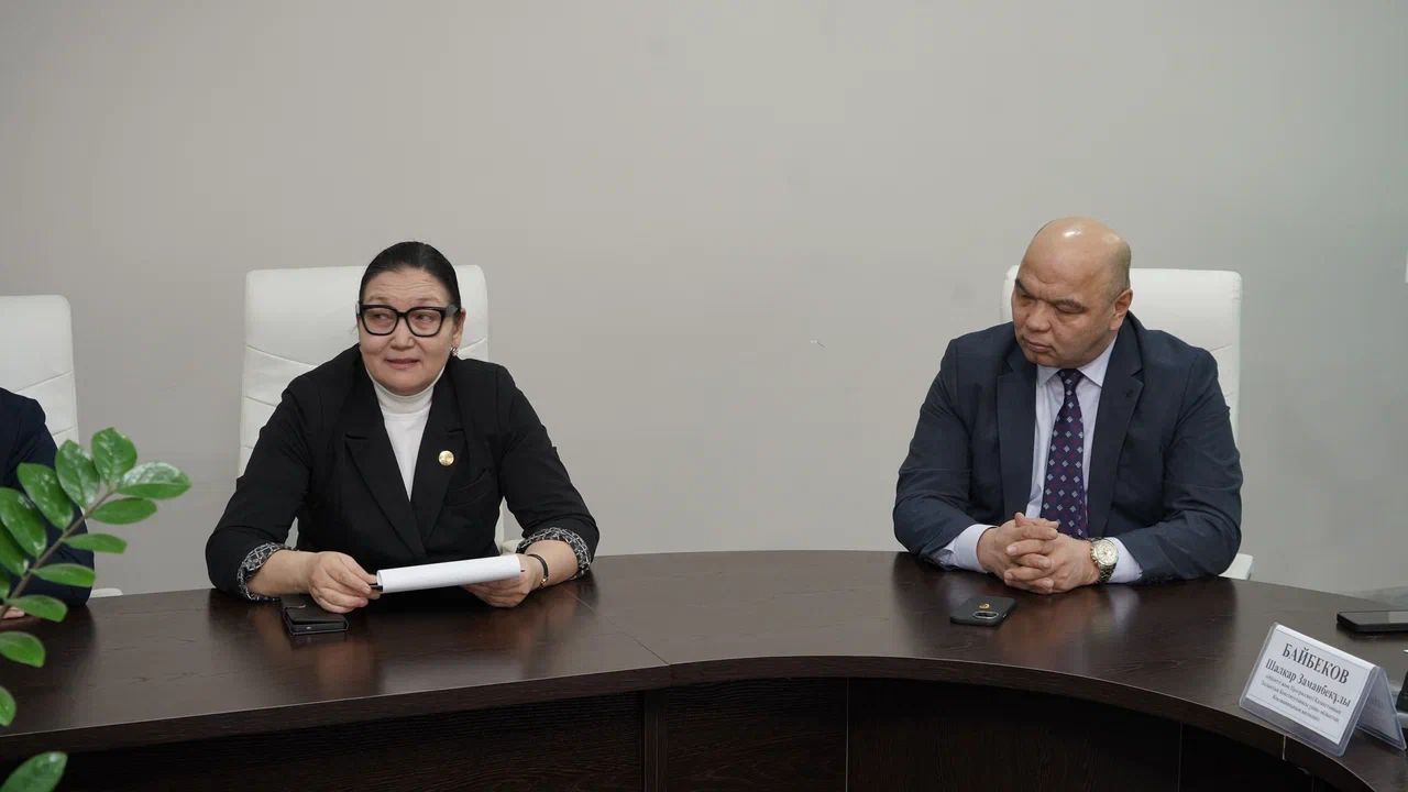 АБАЙ ОБЛЫСЫ МӘСЛИХАТЫНЫҢ ТӨРАҒАСЫ ШАЛҚАР БАЙБЕКОВ ПЕН КОЛЛЕДЖ ДИРЕКТОРЛАРЫ АРАСЫНДА КОНСТИТУЦИЯ ЖОБАСЫНА ҚАТЫСТЫ АШЫҚ ДИАЛОГ ӨТТІ