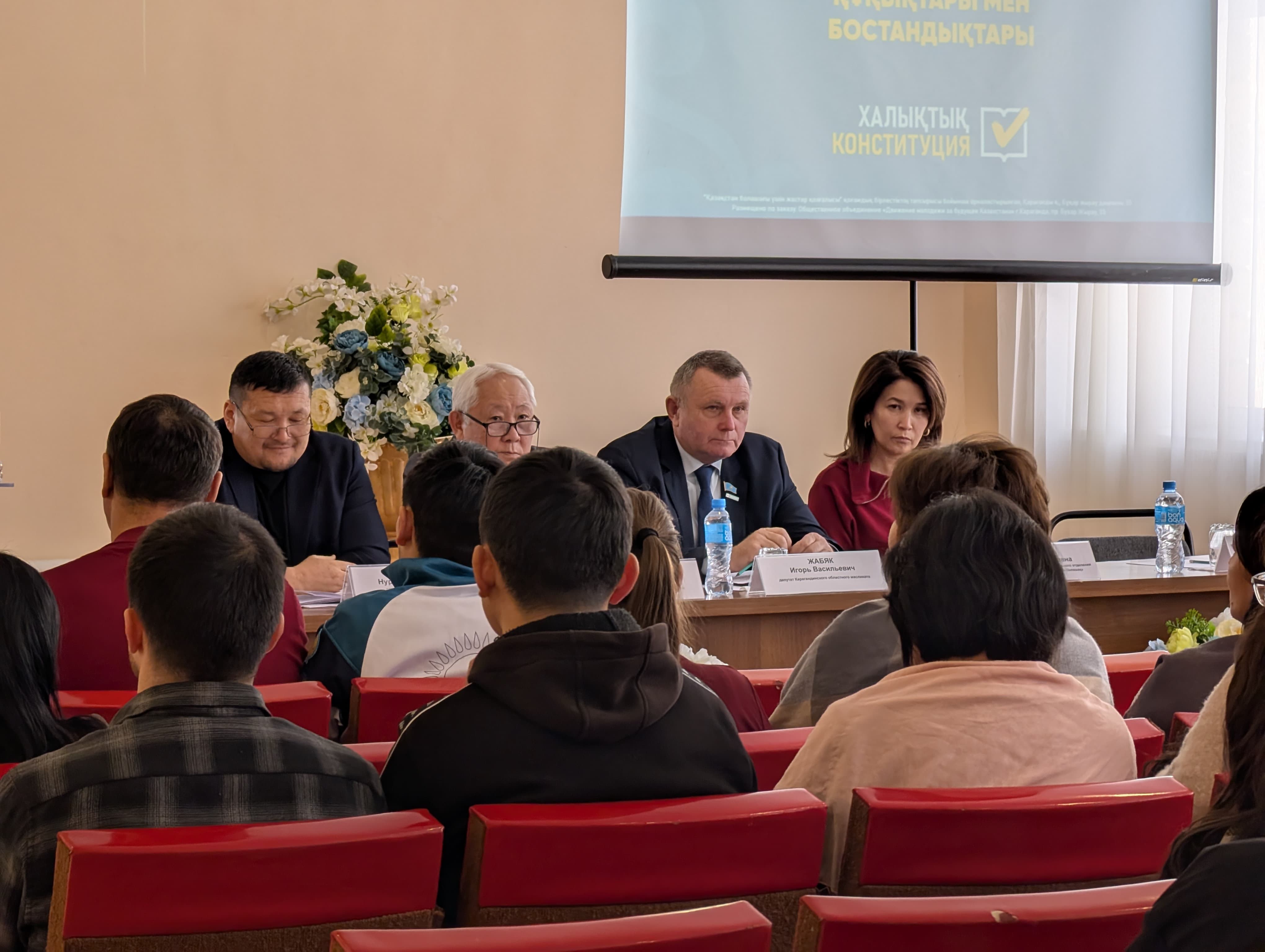 Топар кентінде «Әділетті және Прогрессивті Қазақстанның Халықтық Конституциясы үшін!» коалиция мүшелерінің кент тұрғындарымен  Қазақстанның жаңа Конституциясы жобасының нормаларын түсіндіру бойынша кездесуі өтті.