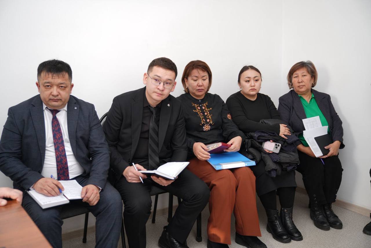 Аудан әкімі Озерки ауылының тұрғындарын жеке мәселелері бойынша қабылдады