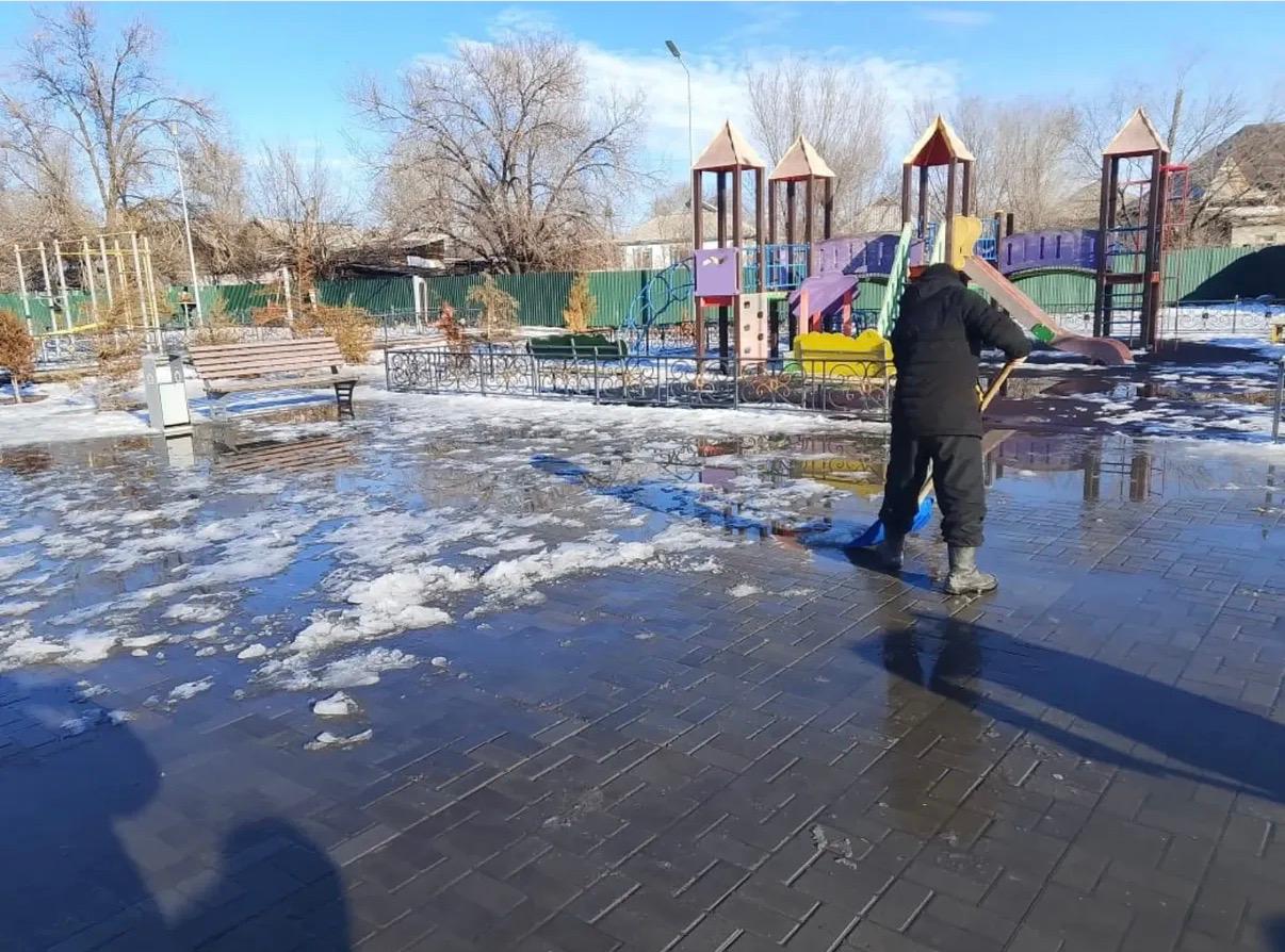 2026 жылдың 16 ақпан күні Үштөбе қаласы бойынша Жалменди би көшесіндегі балалар ойын алаңда қар тазалау жұмыстары жүргізілді