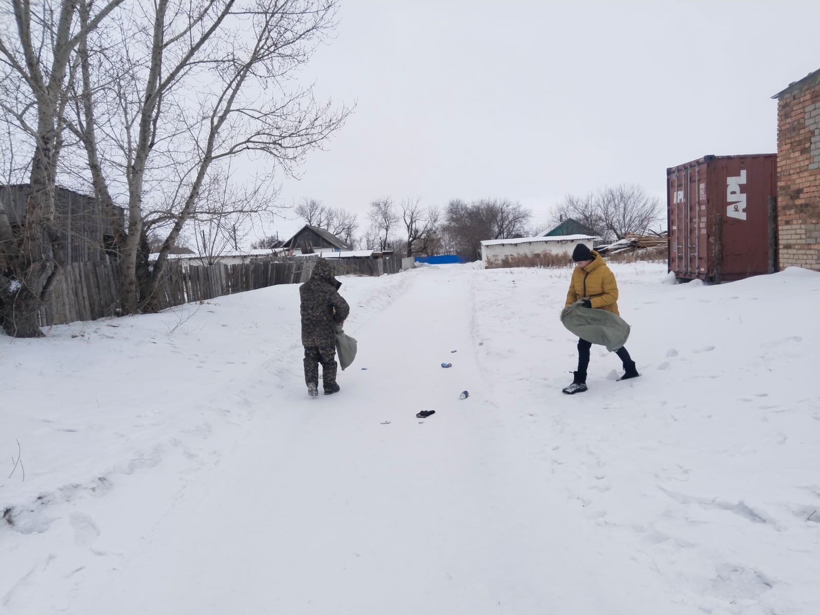 Көше бойында қоқыс жинау жұмыстары жүргізілді