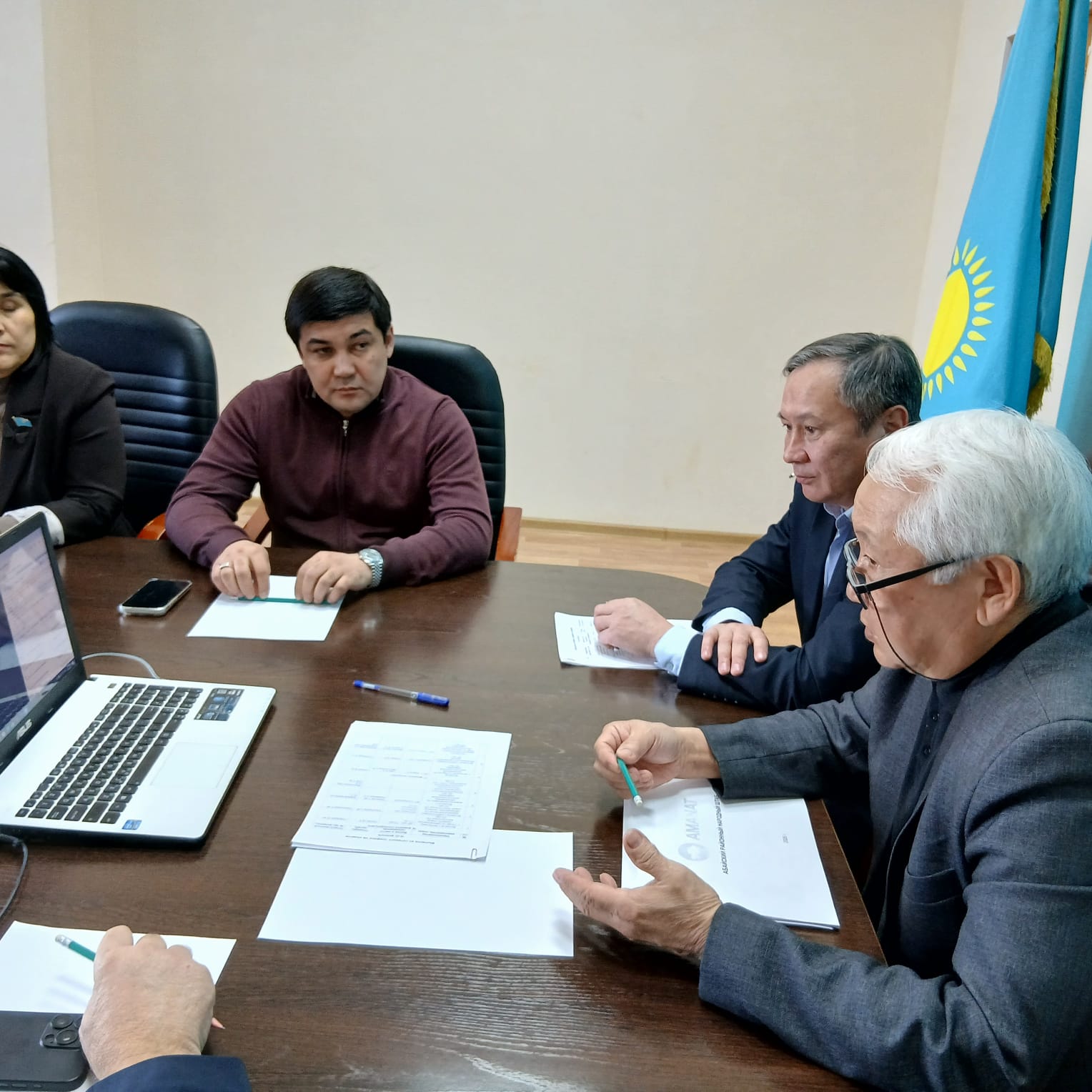 Абай ауданында «Әділетті және Прогрессивті Қазақстанның Халықтық Конституциясы үшін» коалициясы жұмыс жасайды, құрамына «AMANAT» және «Ауыл» партияларынан облыстық және аудандық мәслихаттардың депутаттары, үкіметтік емес ұйымдардың өкілдері кірді.