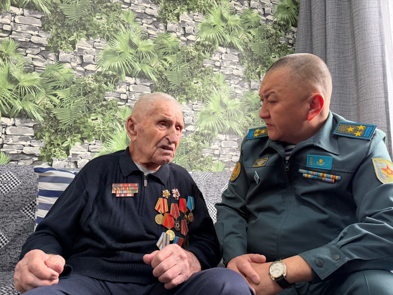 Қорғаныс министрі 100 жасқа келген ардагерді құттықтады