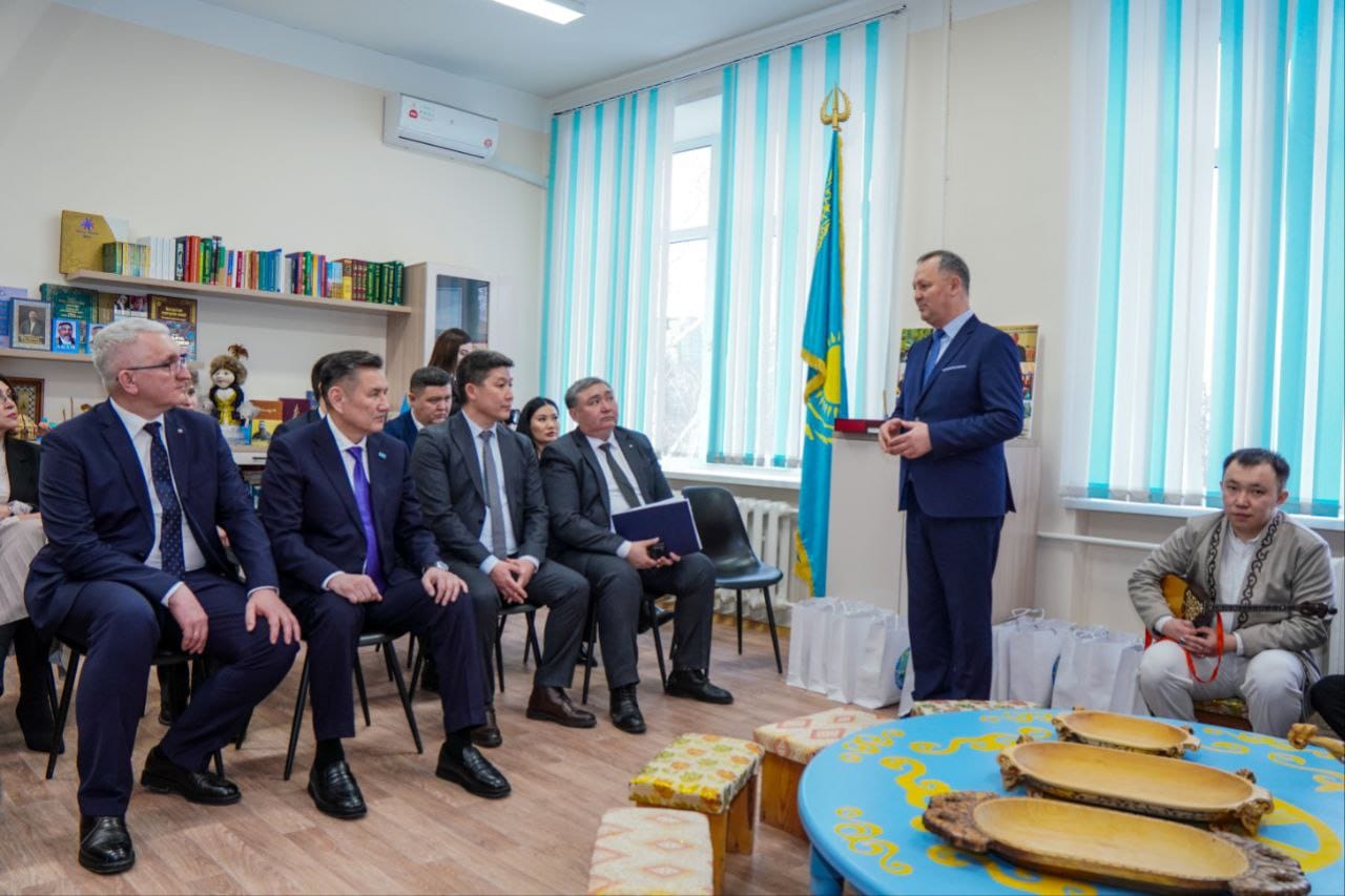 Аким ВКО в ходе рабочей поездки в Барнаул посетил Центр казахского языка и культуры