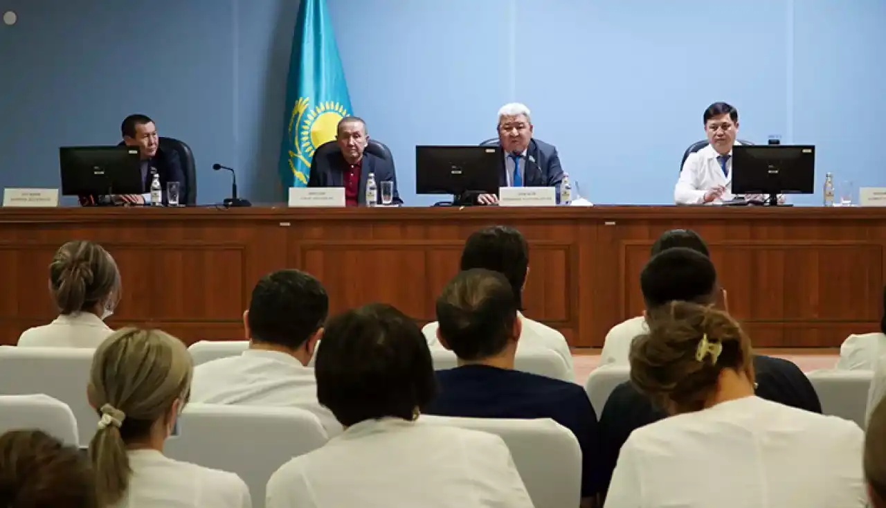 Таразда референдум қарсаңында медицина қызметкерлерімен кездесу өтті