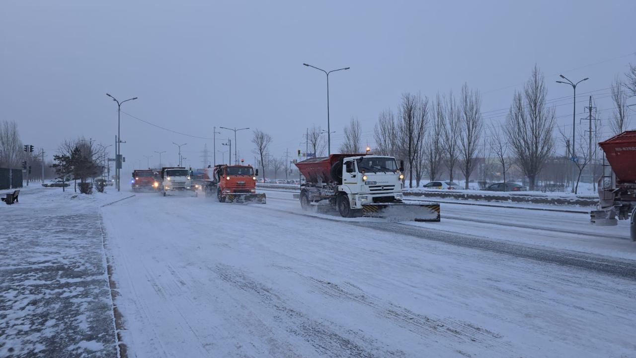 Около двух тысяч единиц спецтехники вывели на уборку снега в Астане