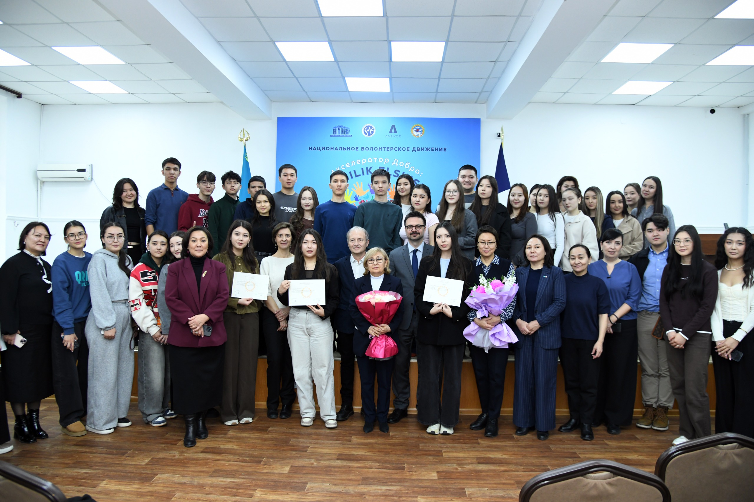 Қазақстан мен Франция университеттері арасындағы қосдипломды бағдарлама түлектері диплом алды