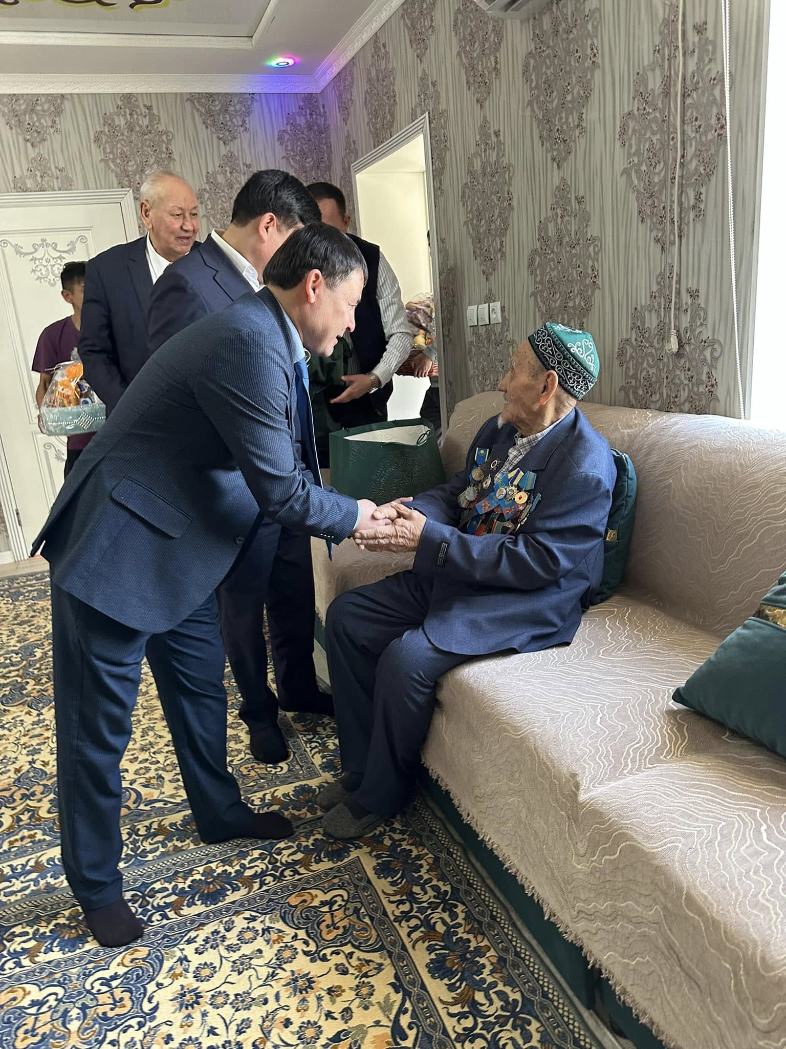 ҰЛЫ ЖЕҢІСТІҢ ЖАРҚЫН БЕЙНЕСІ – 102 ЖАСТАҒЫ АРДАГЕРГЕ ҚҰРМЕТ