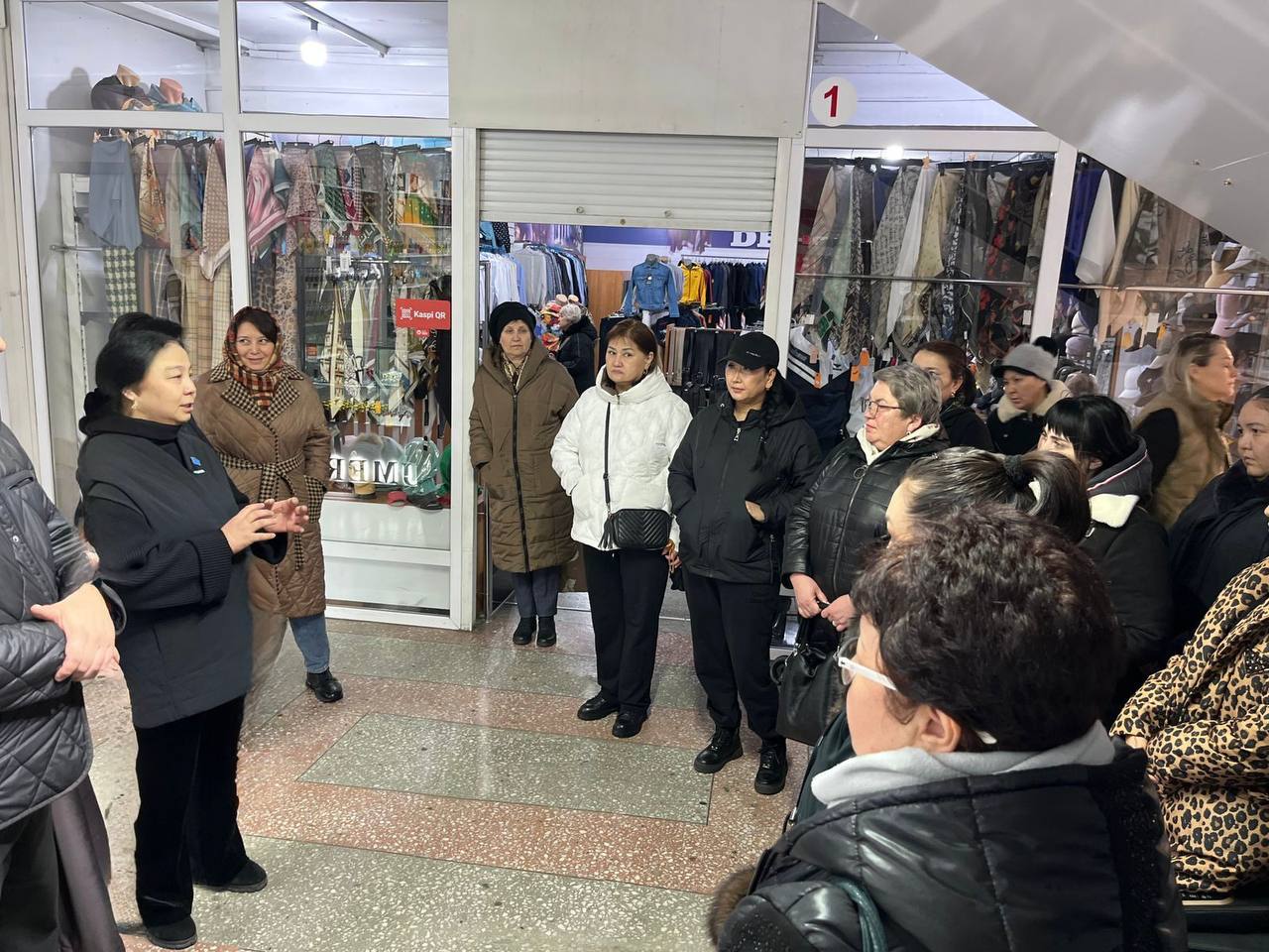 Талдықорған қалалық мәслихатының депутаты Гүлниса Тұлымшақова «Шаған» сауда үйінде кіші және орта бизнес өкілдерімен кездесу өткізді