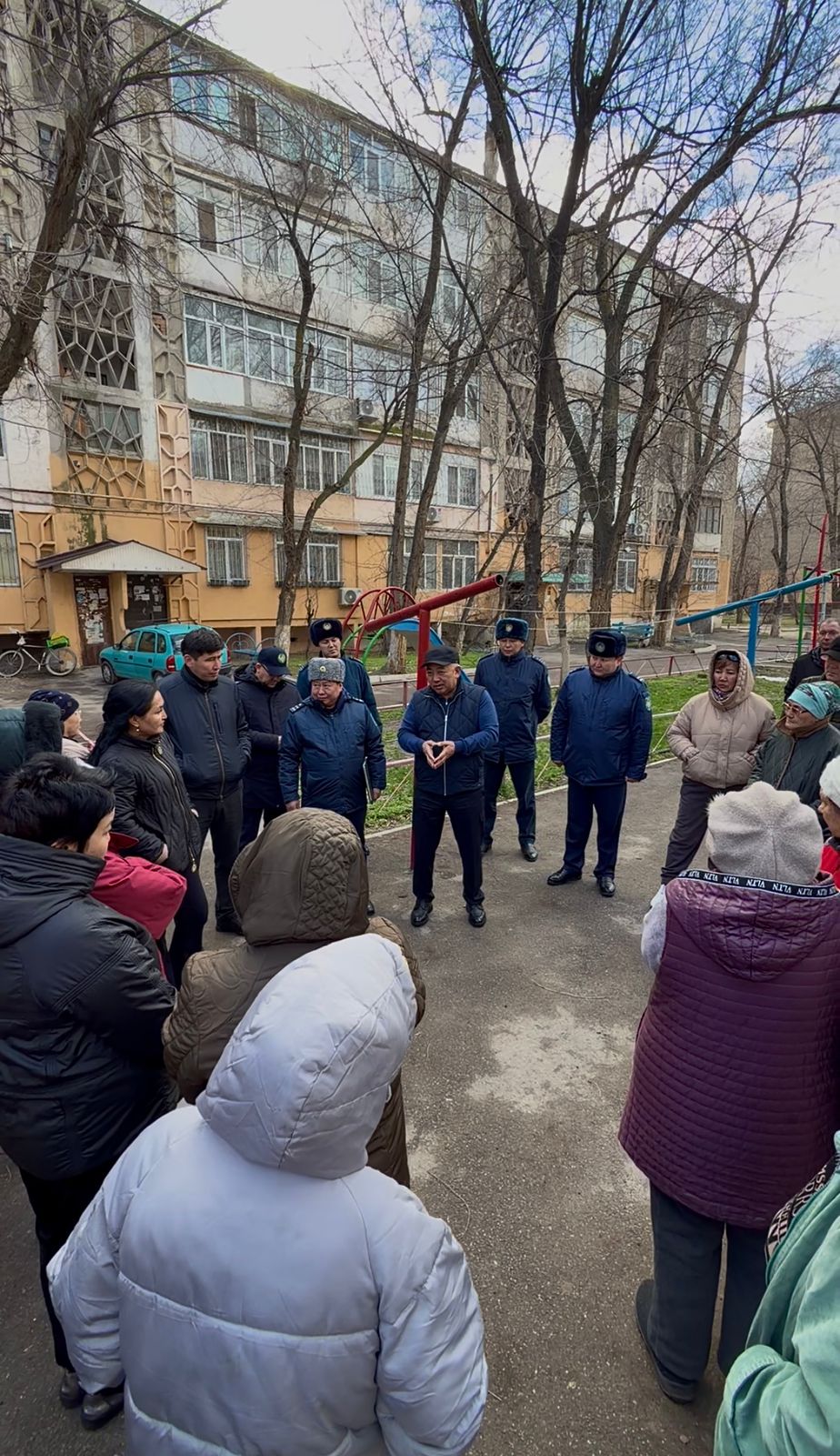 Жамбыл облысы ПД бастығы Тараз қаласында мөлтек аудандардың аулаларында тұрғындармен кездесуде