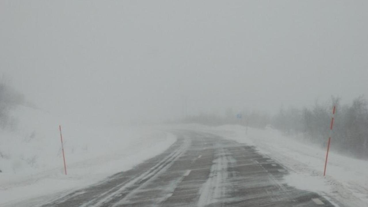 Қарағанды облысында құтқарушылар қар құрсауында қалған жүргізушілерге көмек көрсетуде