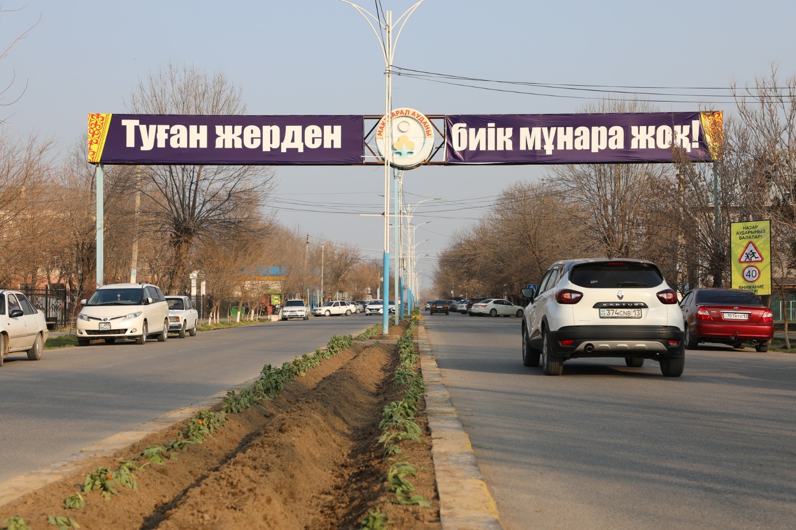 МЫРЗАКЕНТТІҢ ОРТАЛЫҚ КӨШЕСІ ГҮЛМЕН КӨМКЕРІЛУДЕ