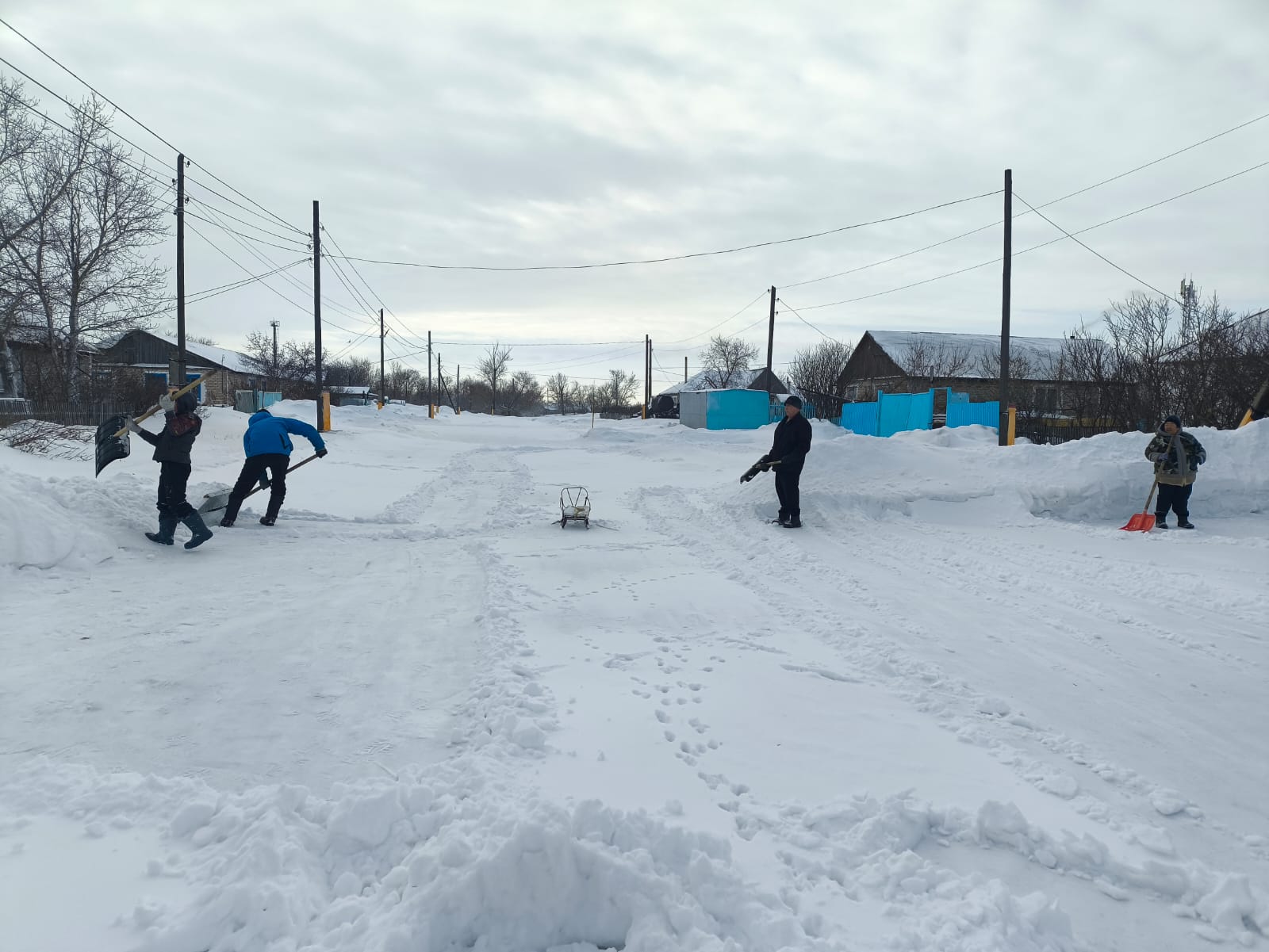Қысқы кезеңде ауылдық ауланы абаттандыру.