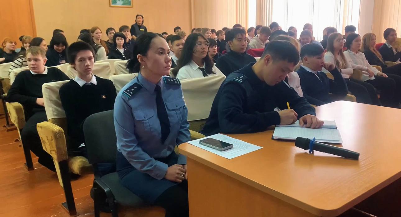 Абай облысының Қоғамдық қауіпсіздік басқармасының қызметкерлері №15 мектептің 100-ден астам оқушысына қауіпсіздік сабағын өткізді