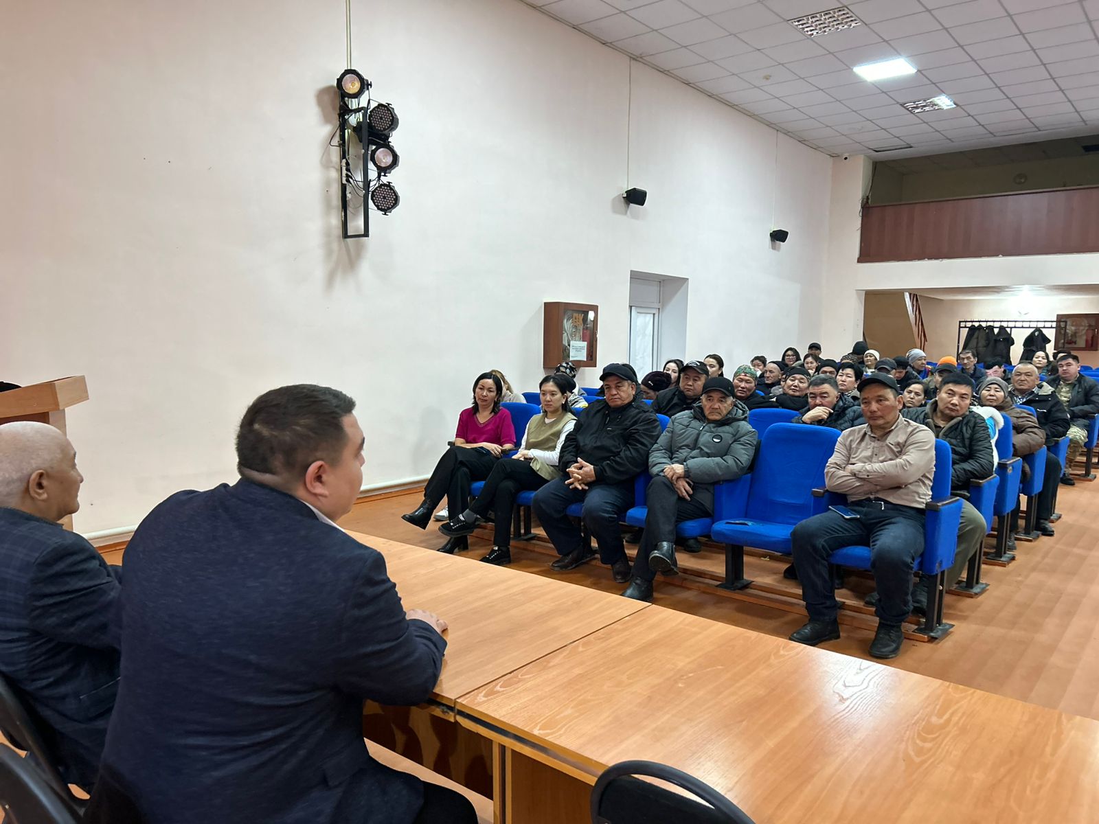 Төлеңгіт ауылдық округінің әкімі Р. Сүйінбай Жетісу ауылының тұрғындарымен есепті кездесу өткізді