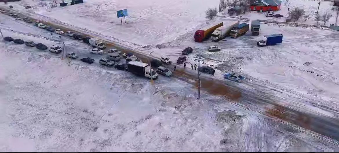 Ақтөбелік жолшылар қолайсыз ауа райында мыңнан астам көліктің қауіпсіз қозғалысын қамтамасыз етті