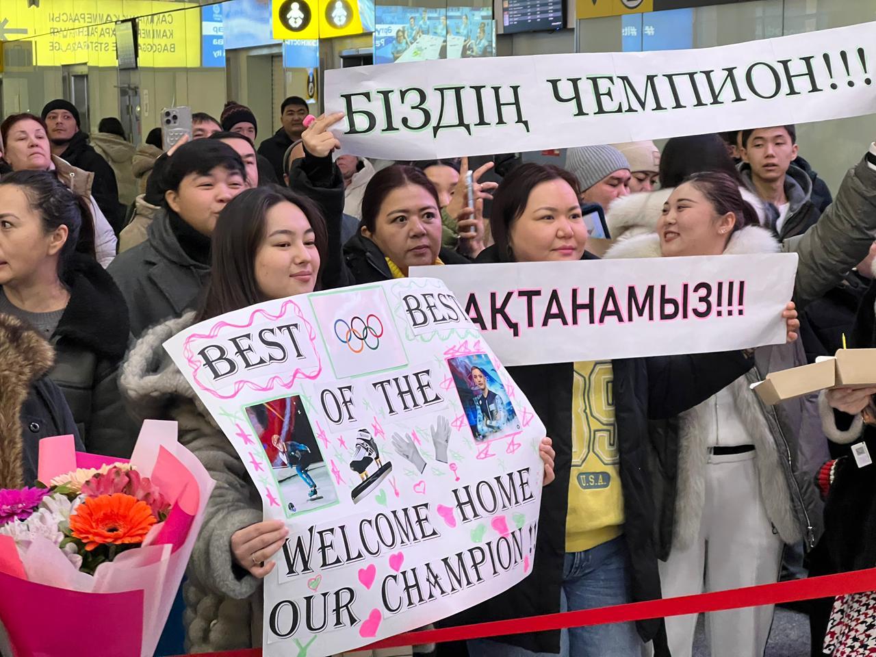 Елордалық шорт-трекші Абзал Әжіғалиевті жанкүйерлері әуежайда ыстық ықыласпен күтіп алды