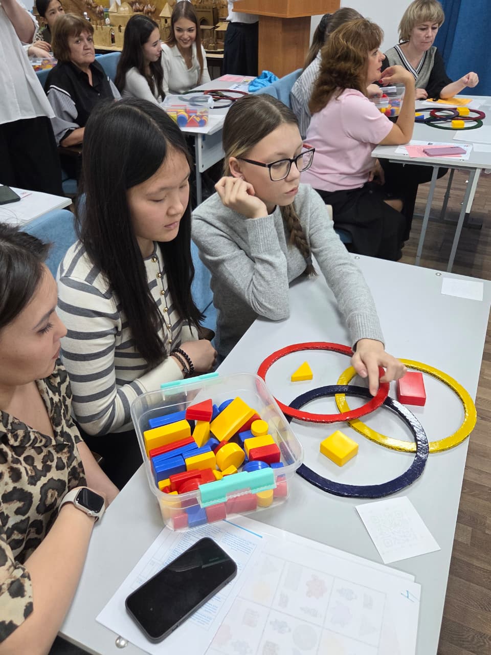 18 ақпанда педагогикалық сынып оқушылары №7 арнайы мектеп-интернатына барып, «Баланы түсіну және оқыту: педагог-дефектолог шеберлігінің жаңа қырлары» атты практикалық семинарға қатысты.