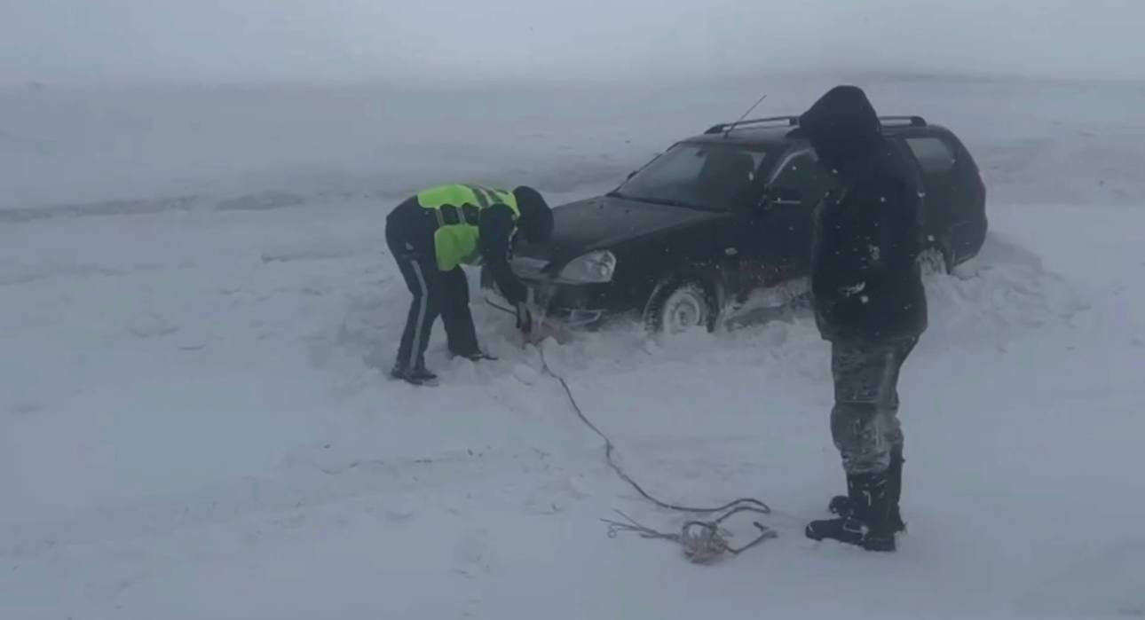 Абай облысының полицейлері боранды күні жолдан шығып кеткен көлік жүргізушісіне көмек көрсетті