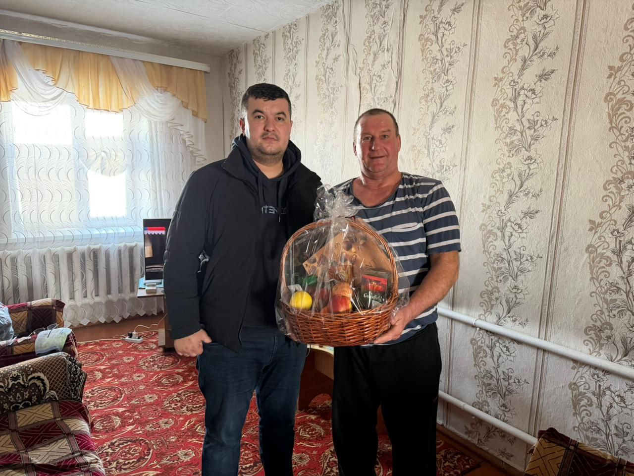 Жарқайың аудандық мәслихатының депутаты Кеңес әскерлерін Ауғанстаннан шығару күніне орай интернационалист жауынгерді құттықтады.