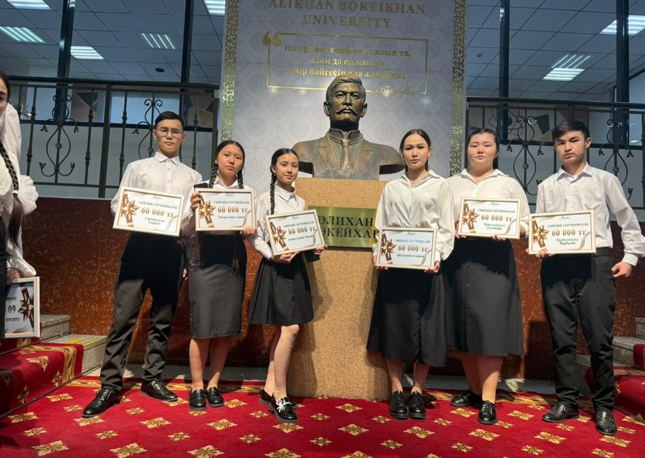 23 ноября 2025 года аким Абайской области Берик Уали встретился с одаренными учащимися для награждения победителей и призеров республиканских и международных олимпиад и конкурсов, организованных областным научно-методическим центром развития одаренности и дополнительного образования «Дарын» управления образования Абайской области.
