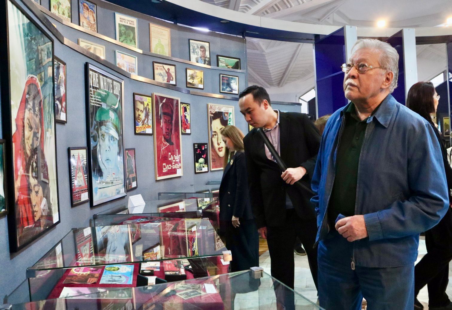 Редкие киноафиши и премьеры показов: в Алматы открылась юбилейная выставка о мастерах кино