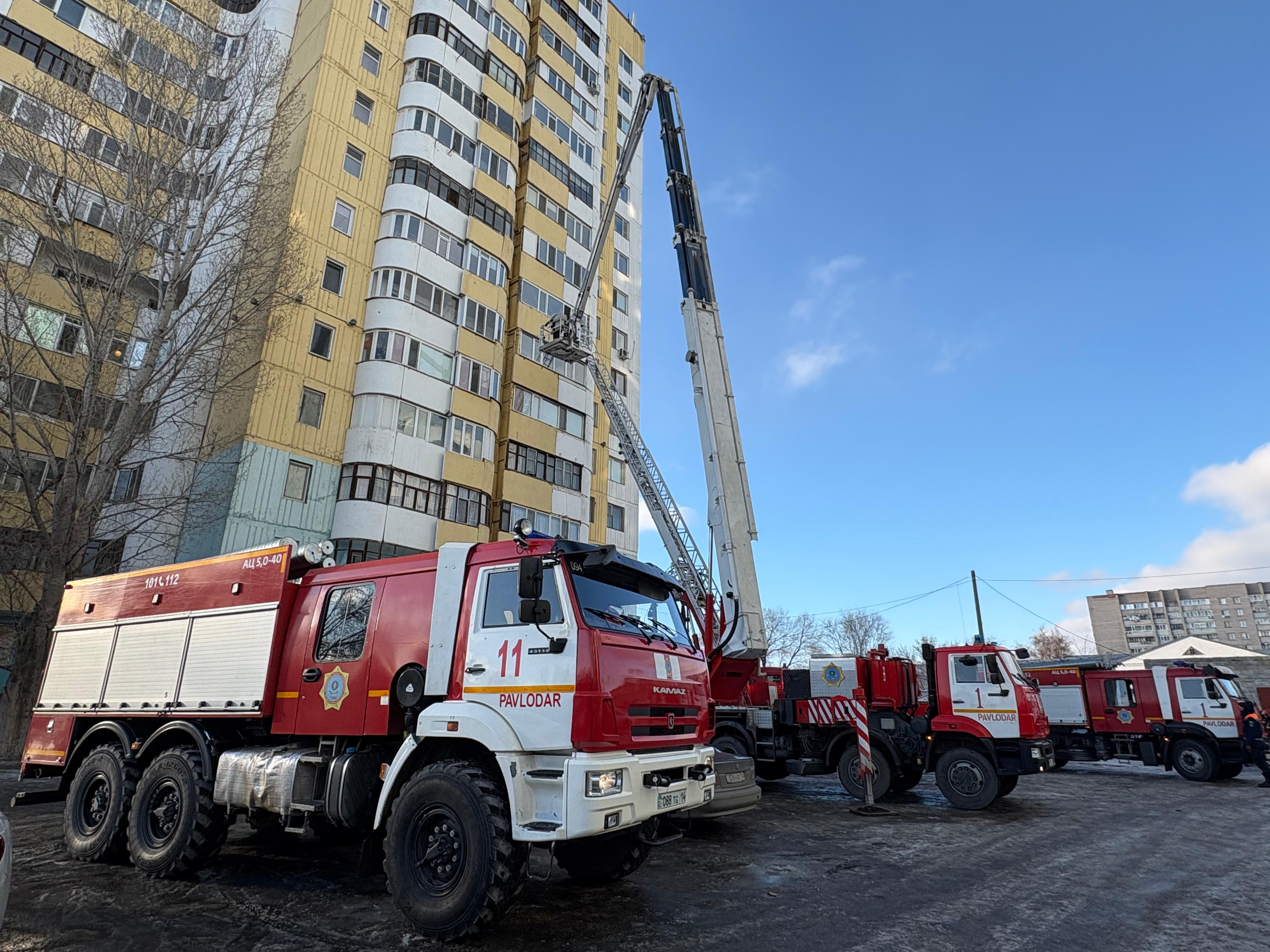 Павлодар өрт сөндірушілері биіктікте шартты өртті сөндіруді пысықтады. Павлодарда жоғары қабатты тұрғын үйде өрт-тактикалық оқу-жаттығулар өткізілді