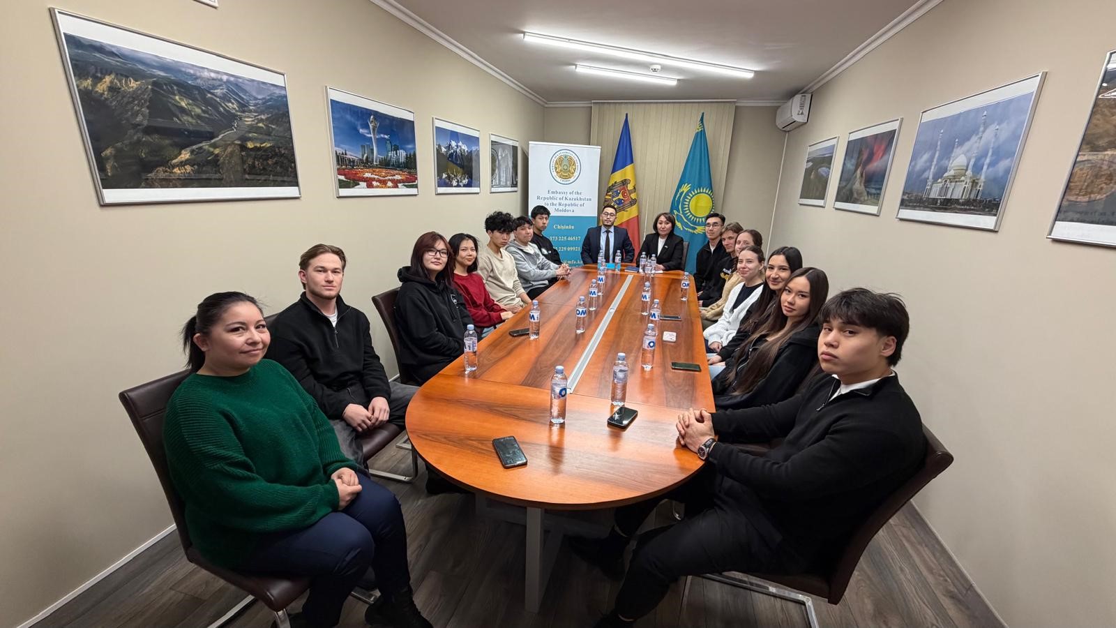 Қазақстан Елшілігінде жаңа Конституция жобасын түсіндіру бойынша қазақстандық диаспора өкілдерімен кездесу өтті