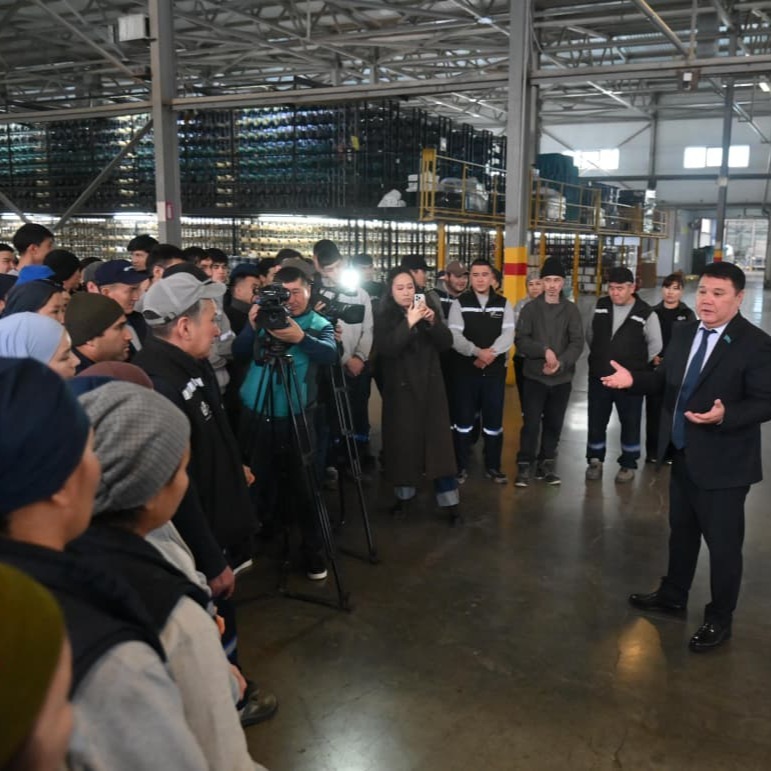 ШЫМКЕНТТЕ ҚАЛА МӘСЛИХАТЫНЫҢ ТӨРАҒАСЫ ӨНДІРІС ЖҰМЫСШЫЛАРЫМЕН КЕЗДЕСТІ