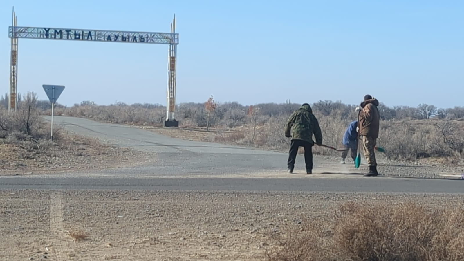 Балпық ауылдық округінің қоғамдық жұмысшылардың аумақты тазалау жұмысы барысында