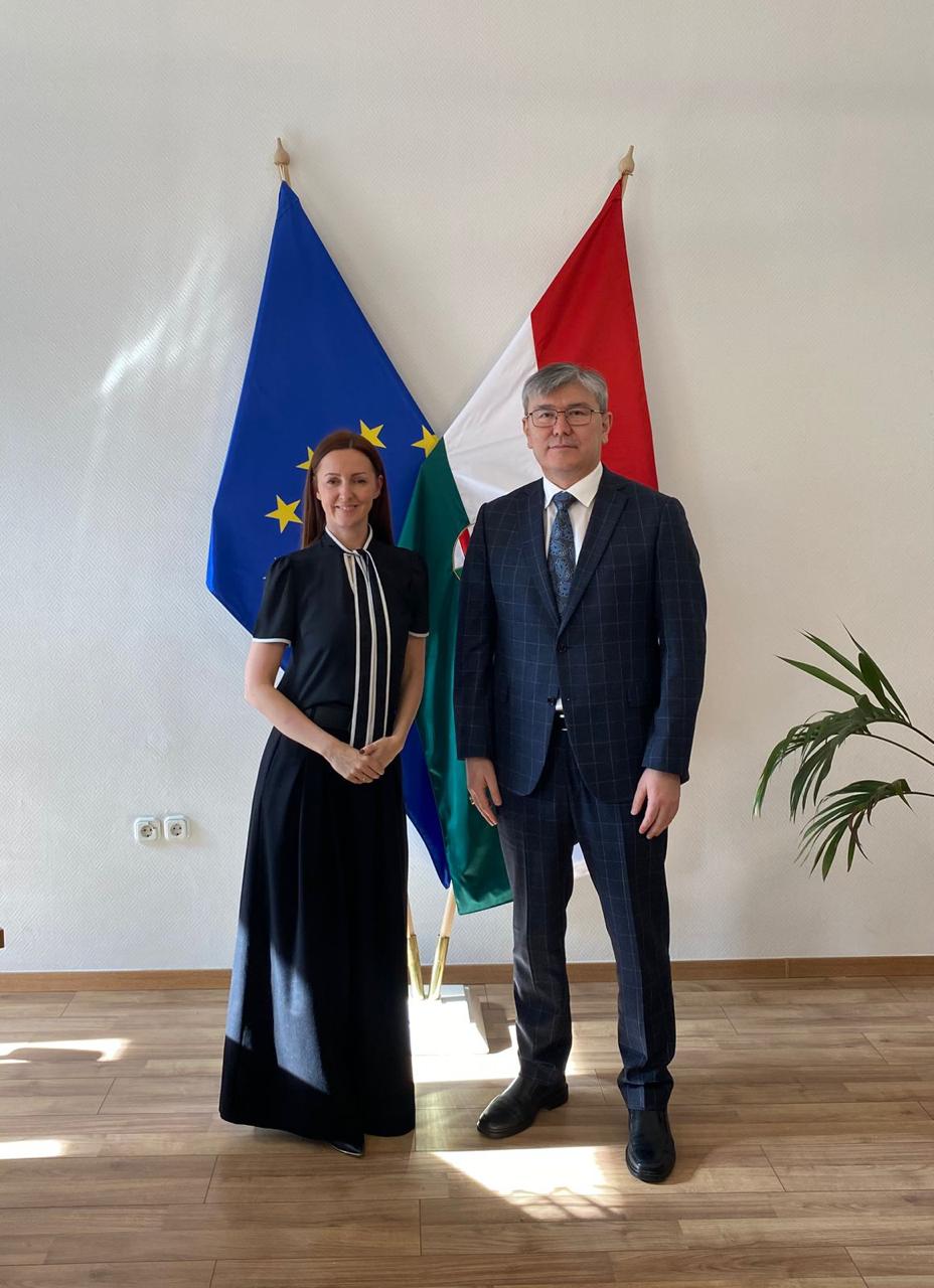 Қазақстан Елшісі Мажарстанның Мәдениет және инновациялар министрлігінің Мемлекеттік хатшысымен кездесті
