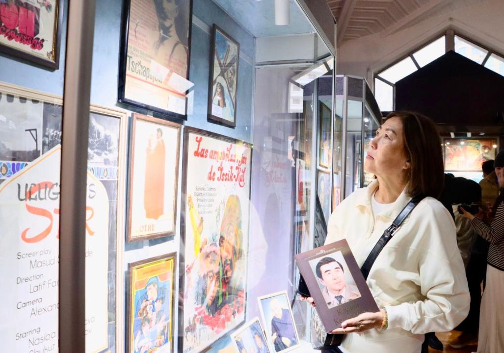 Редкие киноафиши и премьеры показов: в Алматы открылась юбилейная выставка о мастерах кино