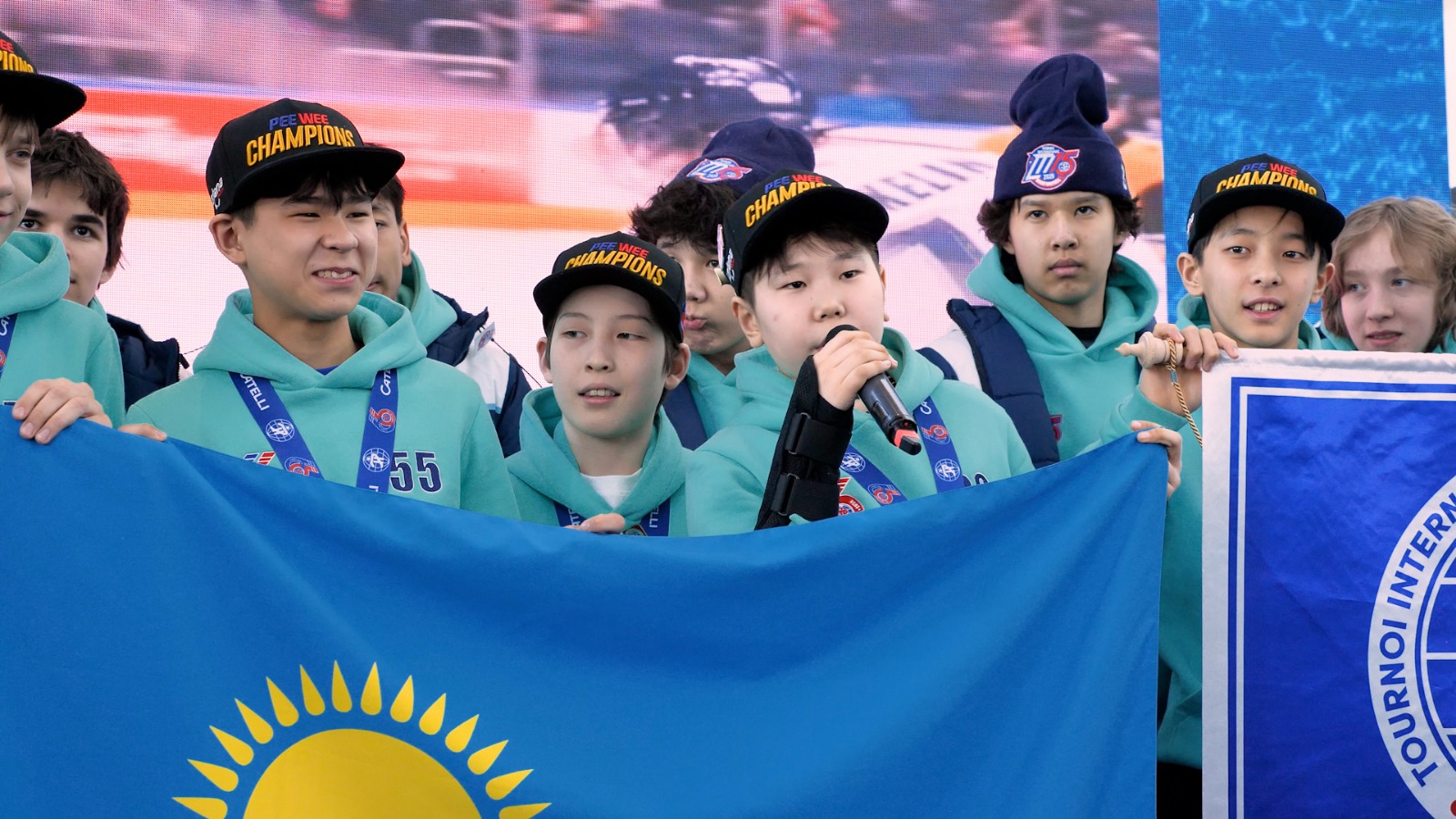 Pee-Wee халықаралық турнирінің чемпиондары: астаналық жас хоккейшілер елге оралды