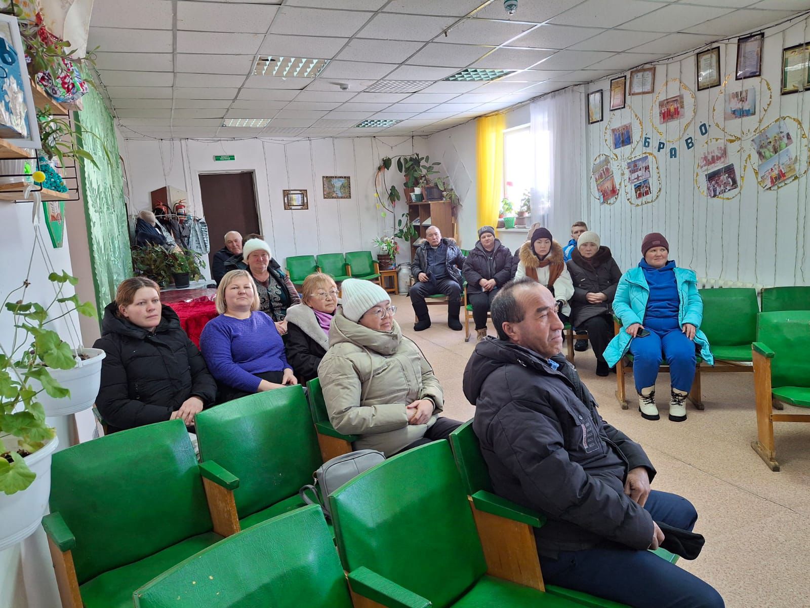 Аудандық мәслихат депутаттары Ж.Тыныбеков пен А.Исабаева Коробиха ауылының мұғалімдерімен кездесу өткізіп, жаңа Конституция жобасын жан-жақты талқылады.