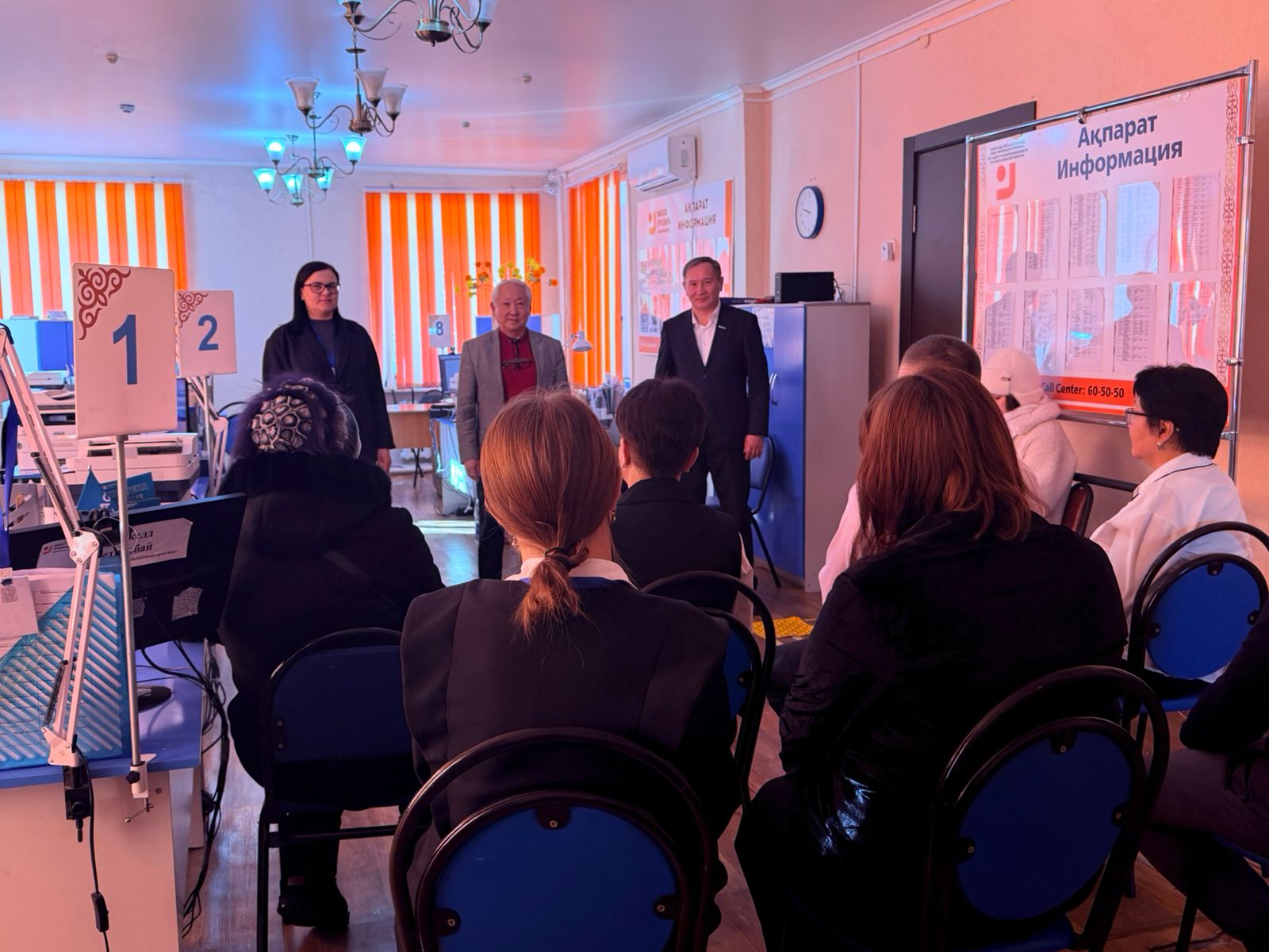 «Әділетті және Прогрессивті Қазақстанның Халықтық Конституциясы үшін!» аудандық коалициясының мүшелері Қазақстанның жаңа Конституциясының жобасын түсіндіру бойынша Абай ауданының Мансап орталығының еңбек ұжымымен кездесу өткізді