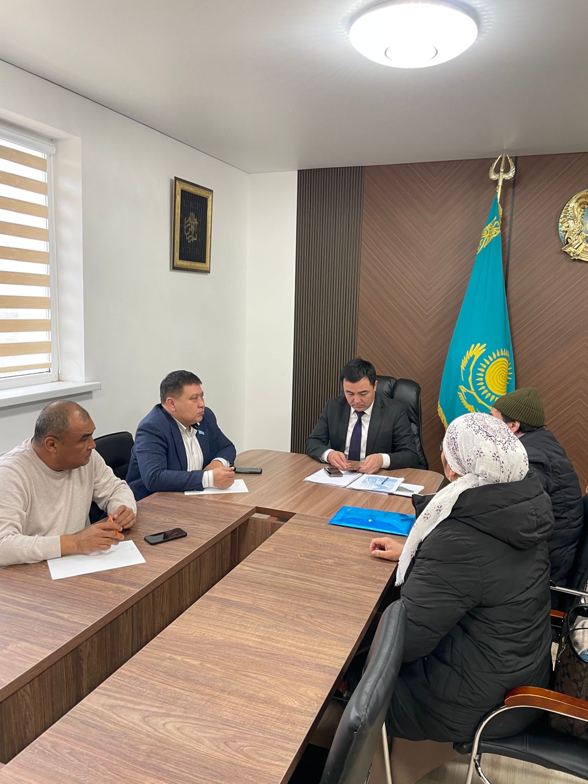 Депутаты Мунайлинского районного маслихата и аким села Мангистау А. Абдикадыров лично приняли граждан села Мангистау.