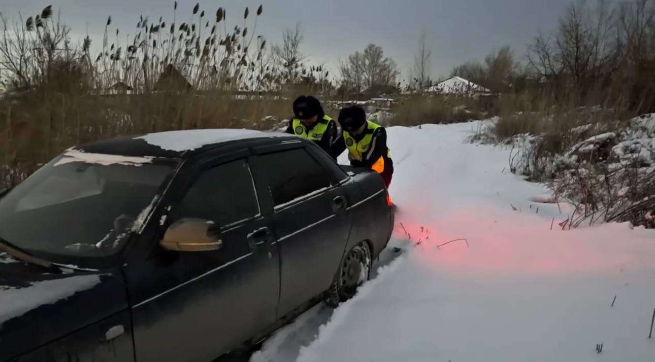 Абай облысы патрульдік полиция қызметкерлері қар құрсауындағы көлікке жедел көмек көрсетті