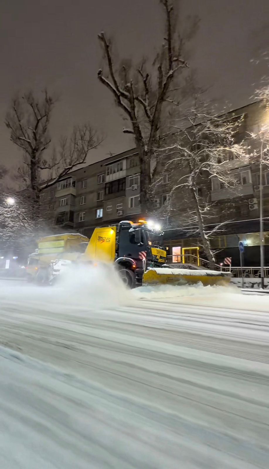 В Алматы коммунальные службы работают в усиленном режиме из-за снегопада