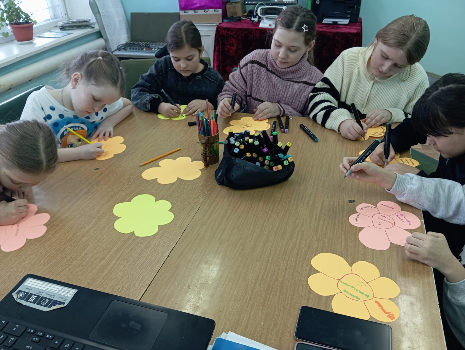 Мәдениет үйінде «Әдептілік гүлі» атты шығармашылық шеберлік сағаты өтті.