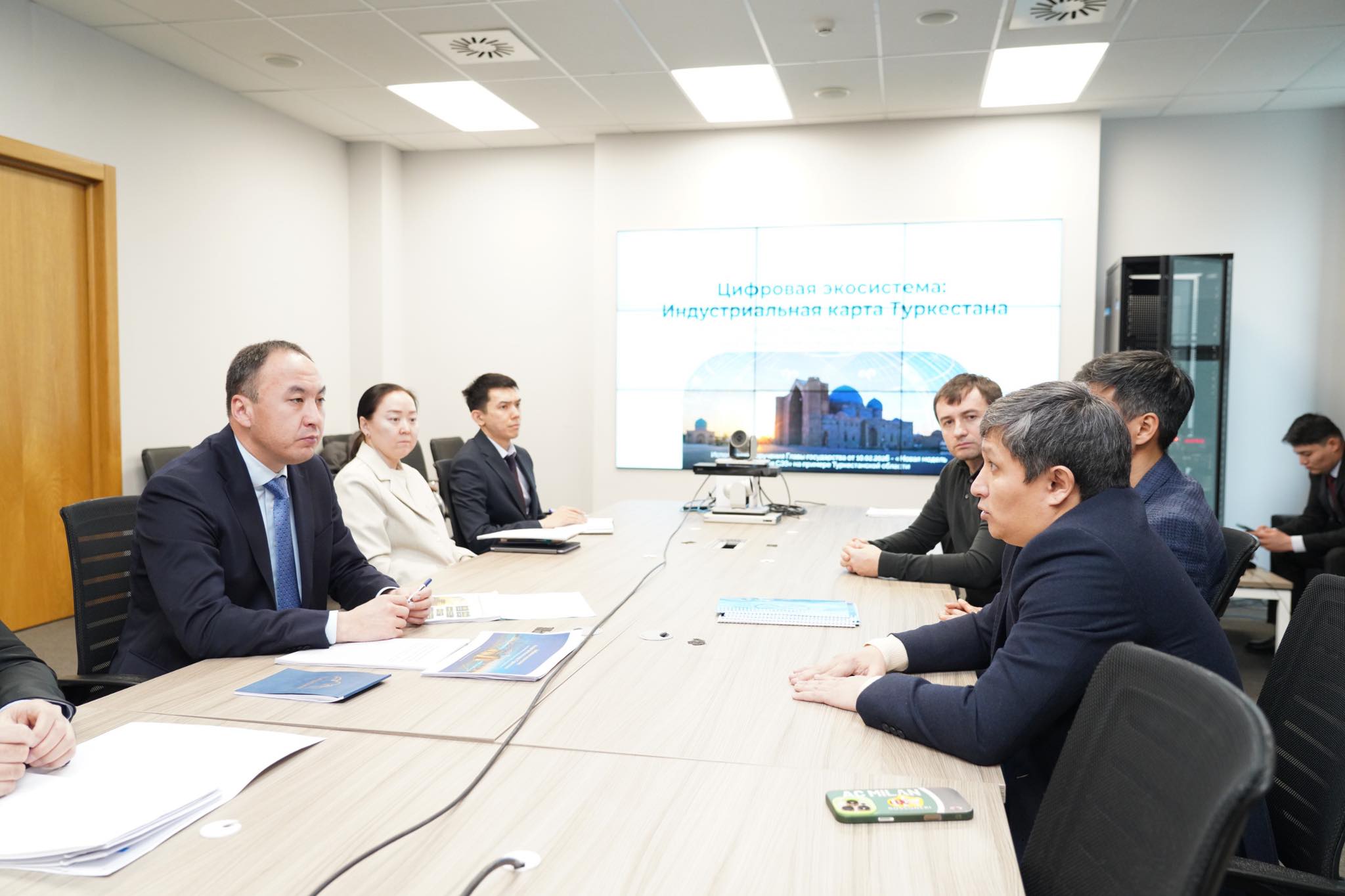 ТҮРКІСТАН: ӨҢІР ЭКОНОМИКАСЫНА ЗАМАНАУИ ЦИФРЛЫҚ ШЕШІМДЕР ЕНГІЗУ МӘСЕЛЕСІ ҚАРАЛДЫ