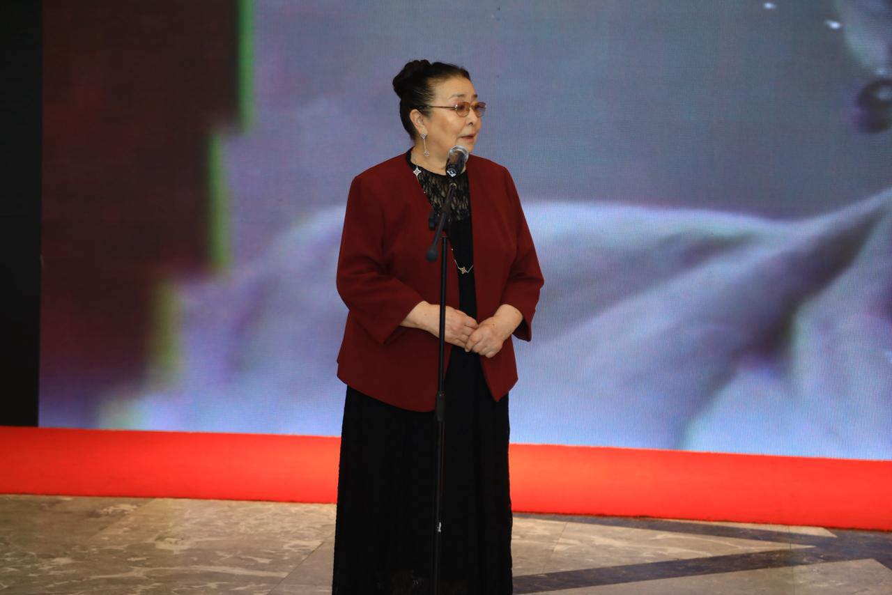 ҚЫЗ ЖІБЕК РӨЛІН СОМДАҒАН ДАҢҚТЫ АКТРИСА МЕРУЕРТ ӨТЕКЕШОВА ТҮРКІСТАНҒА КЕЛДІ