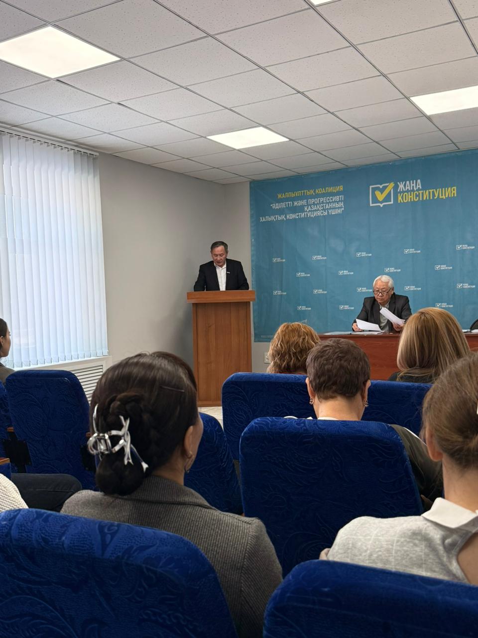 Абай ауданында «Әділетті және Прогрессивті Қазақстанның Халықтық Конституциясы үшін!» аудандық коалиция мұшелері Қазақстанның жаңа Конституциясының жобасын түсіндіру бойынша ПИК, МИБ төрағаларымен және көппәтерлі үйлердің активімен кездесу өткізді.