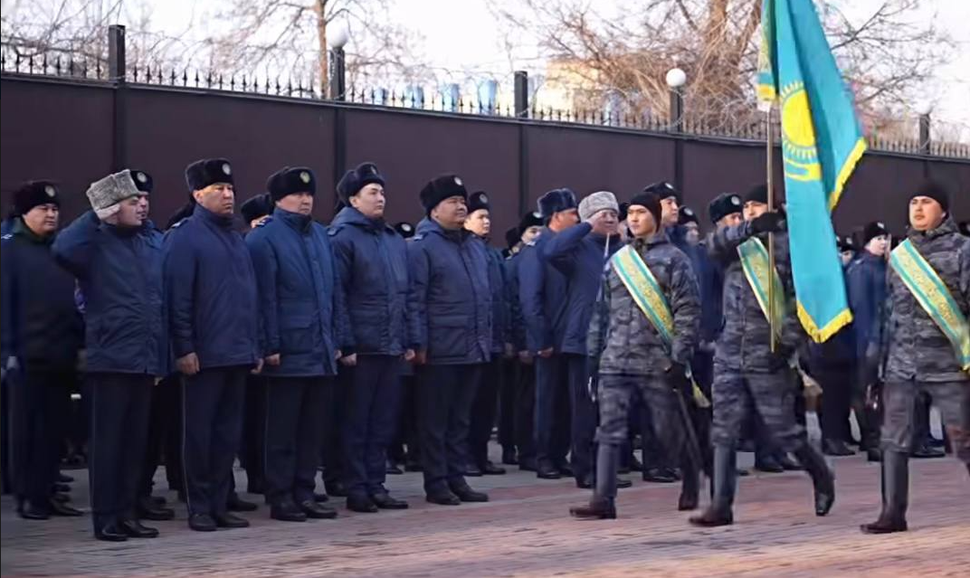 Служебная слаженность и дисциплина: в полиции Шымкента прошёл гарнизонный развод личного состава